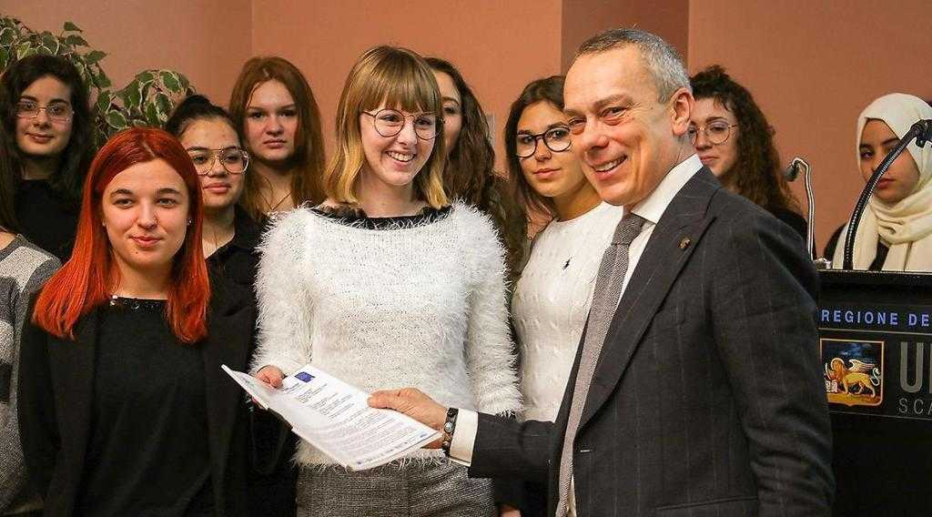 Gli studenti consegnano la lettera al Sindaco Flavio Pasini