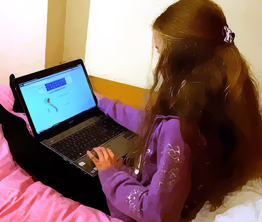 La studentessa al computer mentre segue un'attività didattica in rete